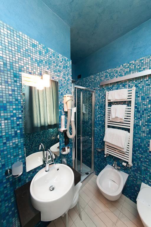 ホテル オーロラ シルミオーネ 部屋 写真