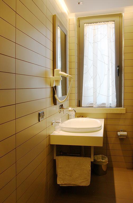 ホテル オーロラ シルミオーネ 部屋 写真